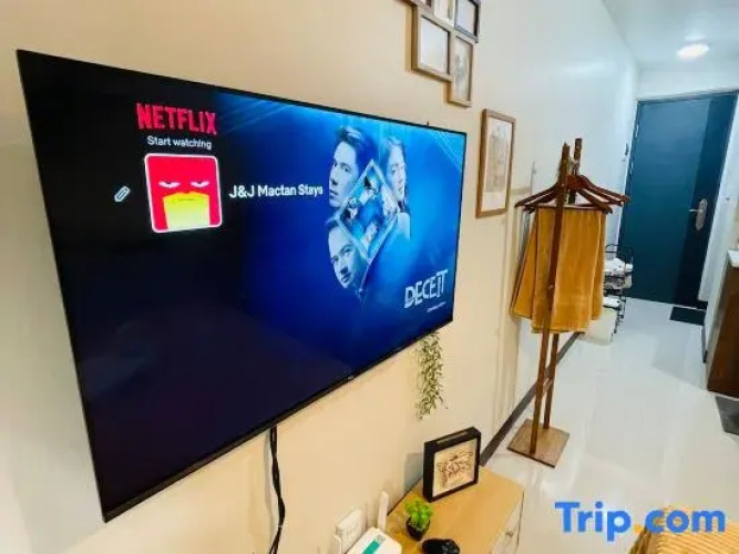 J&J Mactan Stays PS4, Netflix, Pool & Paid Parking