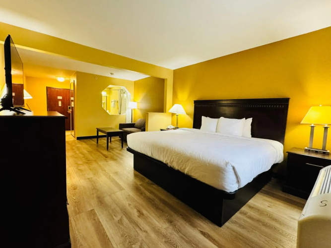 Econo Lodge Inn & Suites Monroe