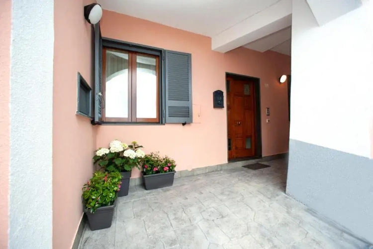 5 Bedrooms Cottage
