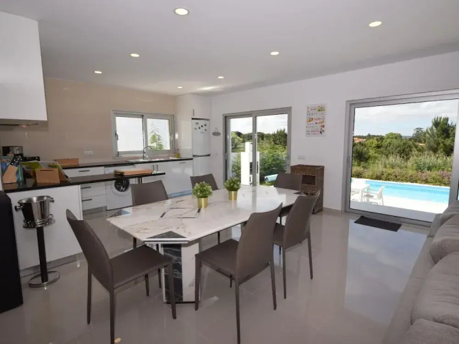 Villa in Foz do Arelho With Pool & Beach