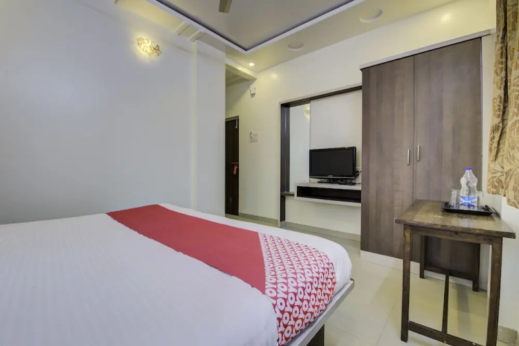 OYO 24125 Hotel Aakash
