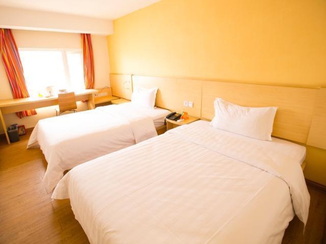 Standard Twin room with city view