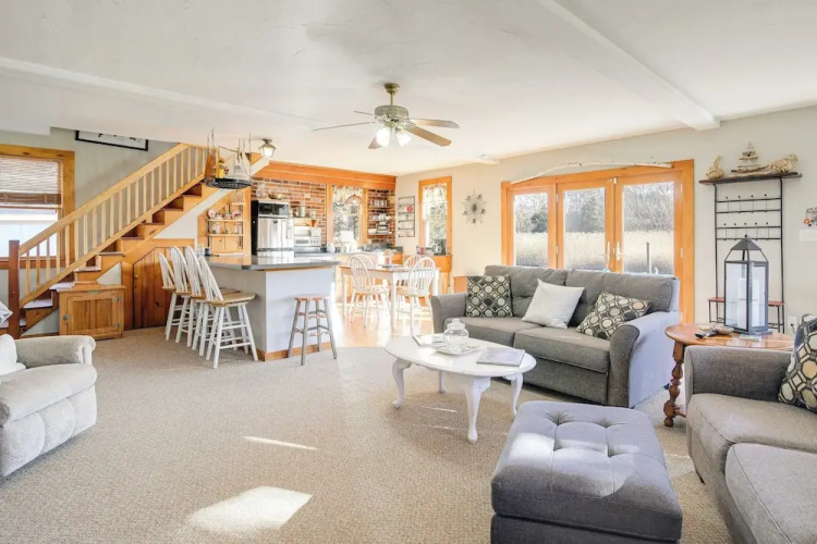 Riverfront Kingston Cottage w/ Deck, 2 Mi to Beach