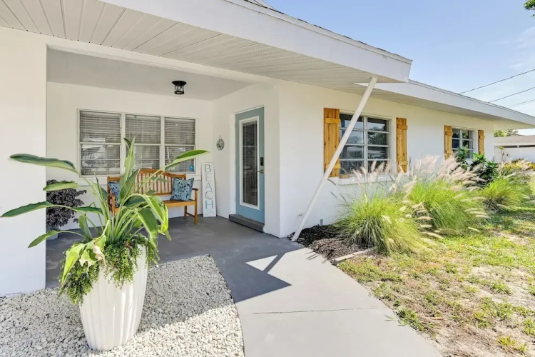 Sunny Sarasota Home w/ Pool Near Siesta Key Beach!