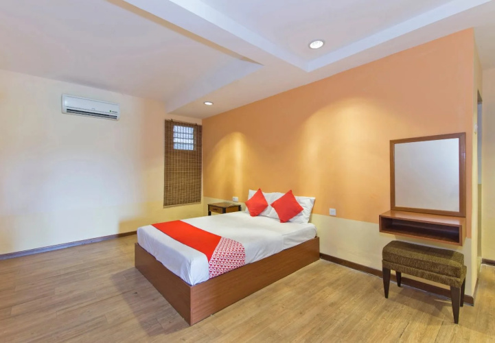 OYO 415 Straits Settlement Inn