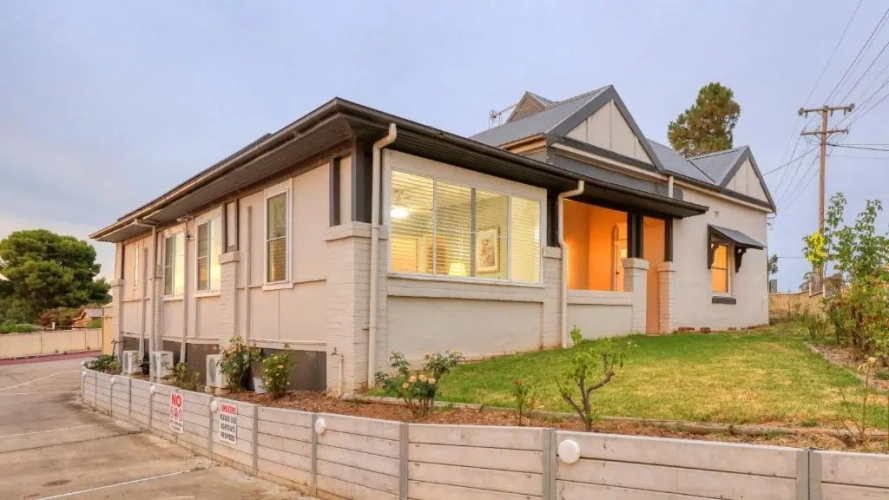 4 Bedrooms Cottage