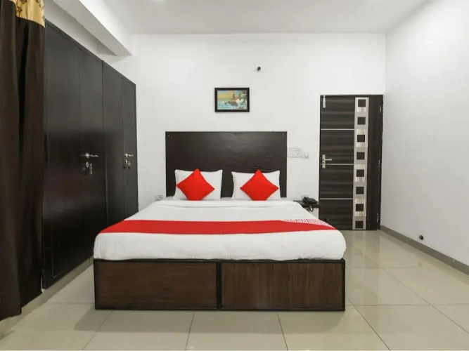 OYO 13025 Petals Inn