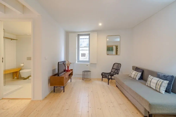 Charming Apartment With Convenient City Access