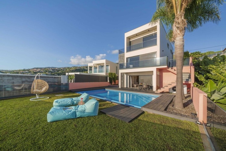 Villa with balcony and with sea view