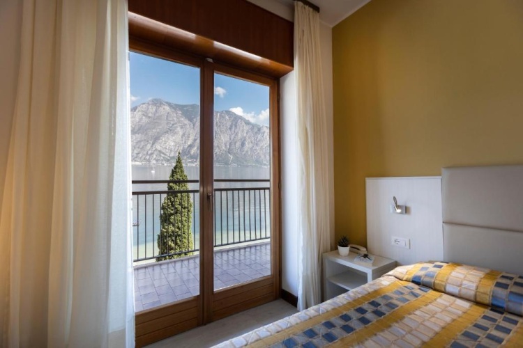 Standard Triple room with lake view