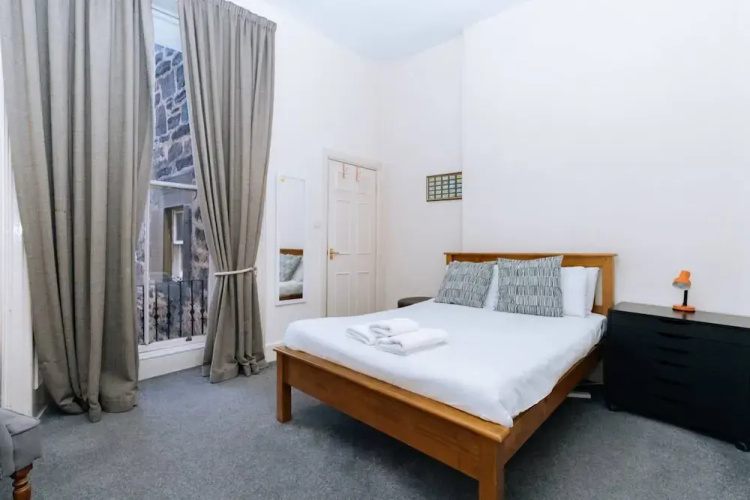 Bright High-ceiling 2BD Flat - Central Edinburgh!