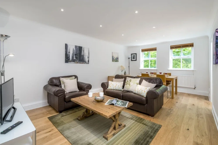 2 Bedrooms Apartment