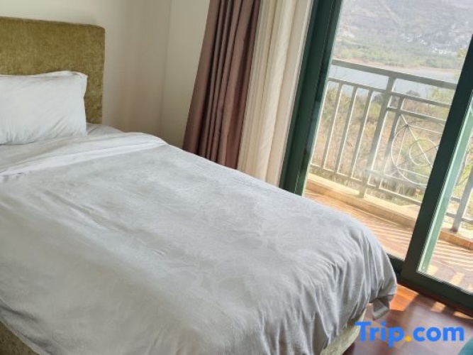4 Bedrooms Deluxe Suite with lake view
