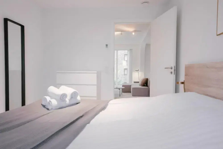 Stunning 2-bed w Large Balcony