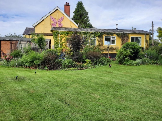 2 Bedrooms Bungalow