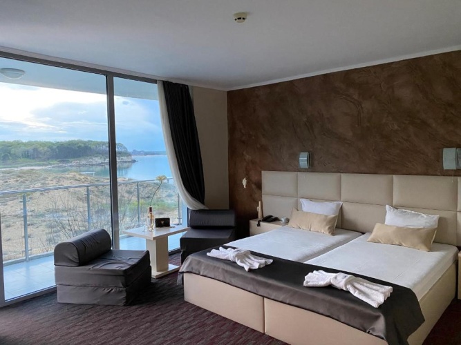 1 Bedroom Suite with balcony and with partial sea view