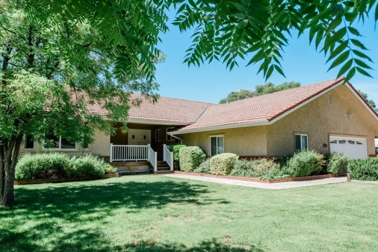 4 Bedrooms Cottage with balcony