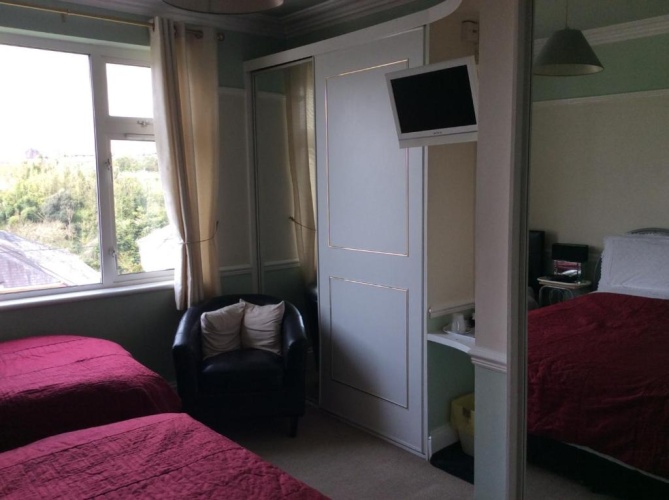 Comfort Triple Basement room