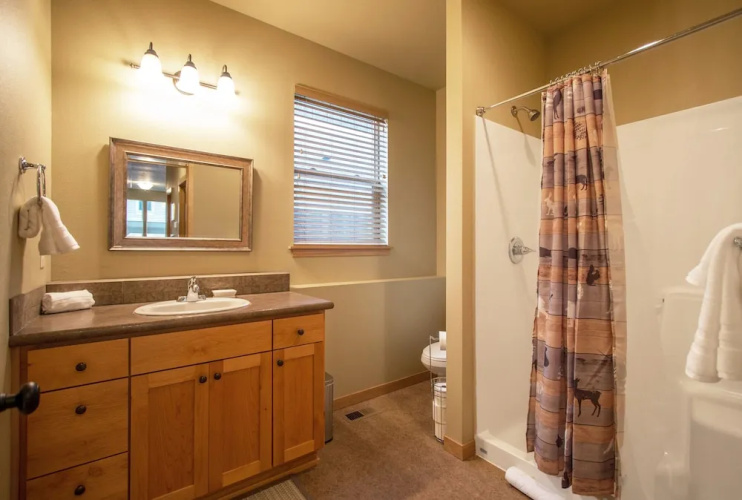 Redtail 30 Day Minimum 3 Bedroom Home by RedAwning