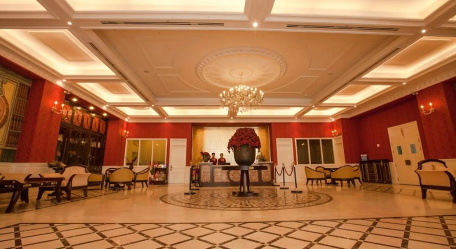 Den Long Do Hotel & Restaurant