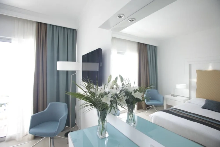 Standard Twin room with inland view