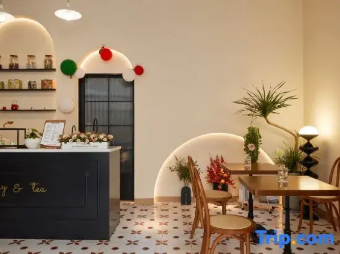 Salut Café Homestay