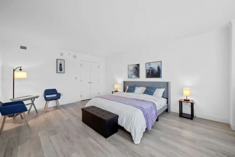 4 Bedrooms Apartment