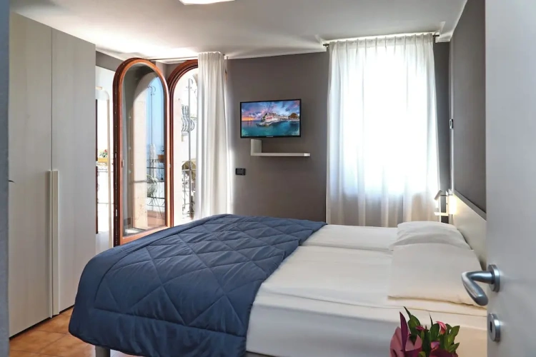 Deluxe Double room with balcony and with lake view