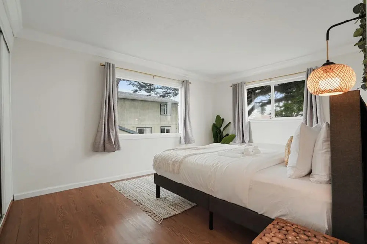 Tranquil 2BR with Coastal Mountain Views