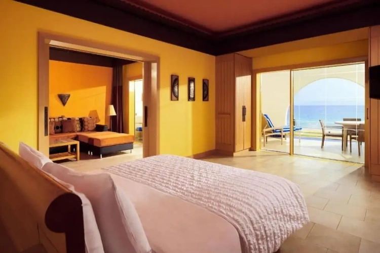 Standard Twin room with balcony and with partial sea view
