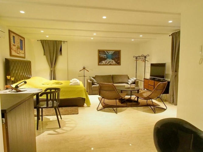 Deluxe Studio