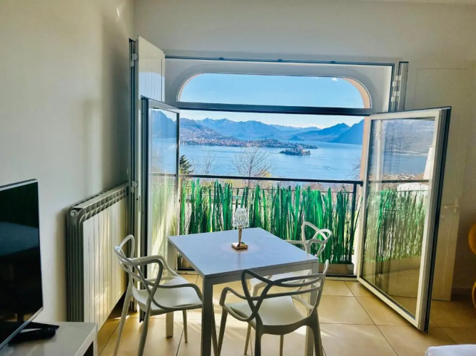 Artelago-Blu studio lake view