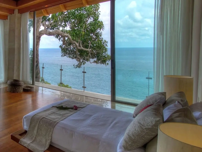 6 Bedrooms Villa