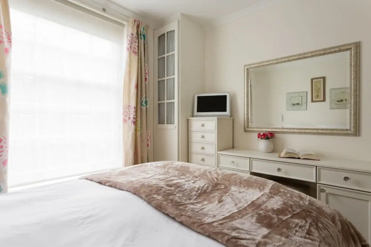 Traditional 2BR Flat in Marylebone