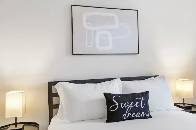 Sleek 2BR - Hyde Park 405