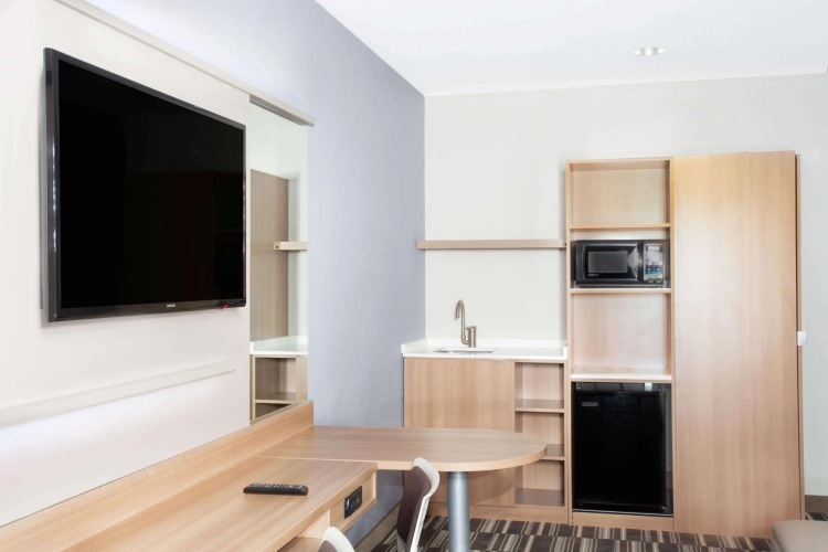 Microtel by Wyndham Vernal / Naples