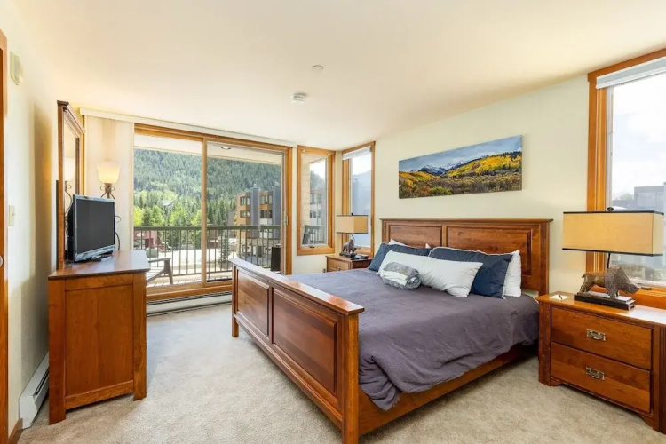 1483 Lakeside 1 Bedroom Condo