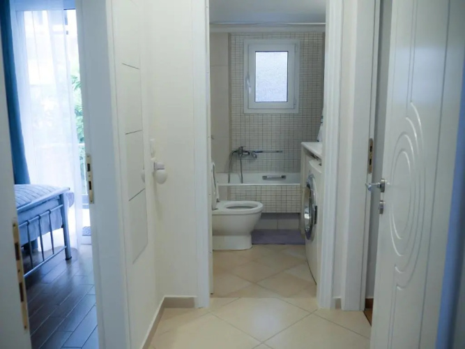 Garden Apartment next to the Mall -Private Parking