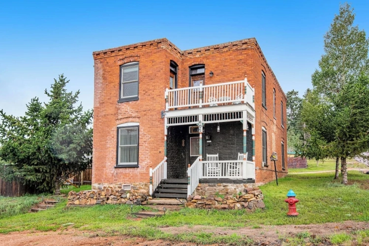 4 Bedrooms Cottage