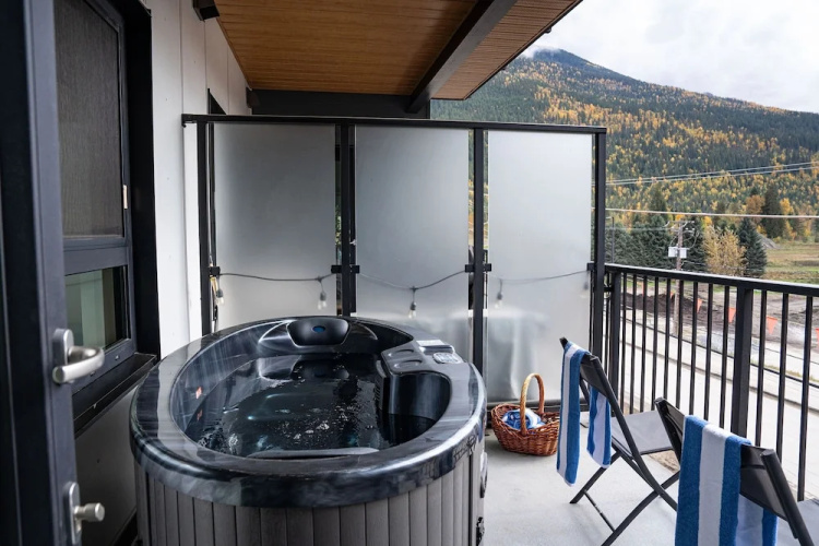 Wildflower Retreat-Revelstoke Vacations