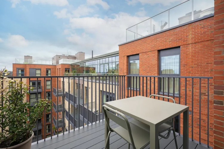 Stylish City Flat With Private Balcony