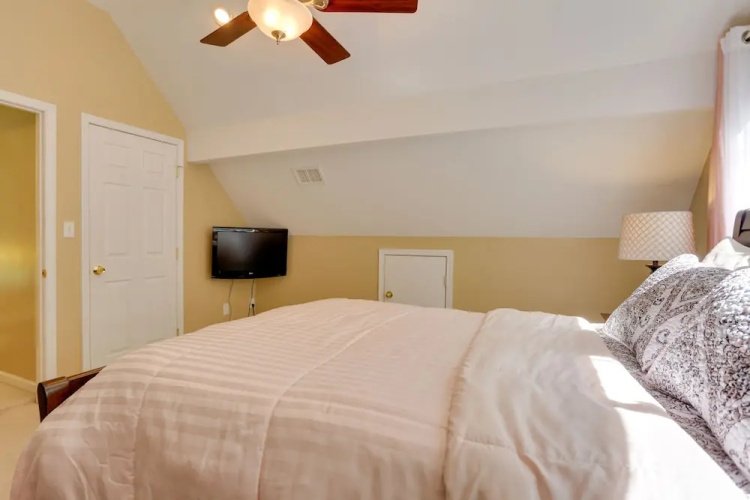 Pools, Hot Tub & More: Bushkill Mountain Getaway!