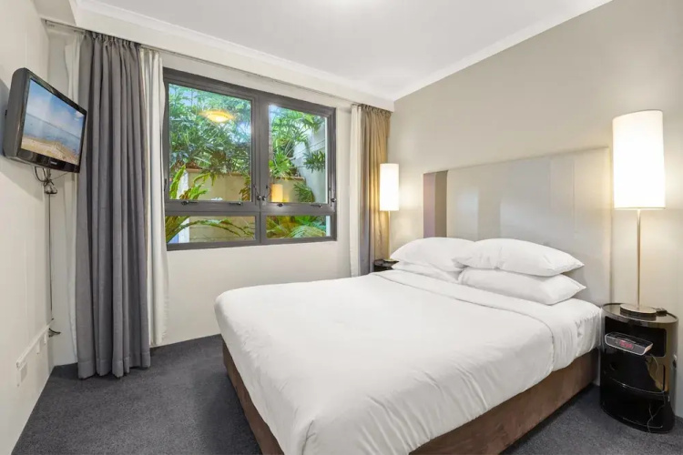Contemporary 1-bed First Floor Unit With Pool