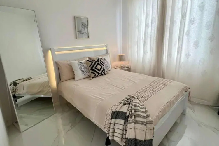 Apt - Sleeps 4 - Balcony - Pool - Parking