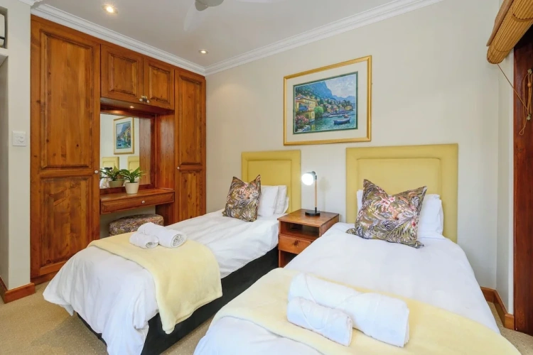 5 Bedrooms Luxury Villa