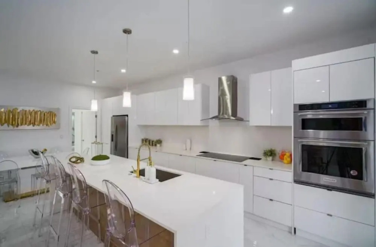 Luxury 5BR Villa Steps from the Beach