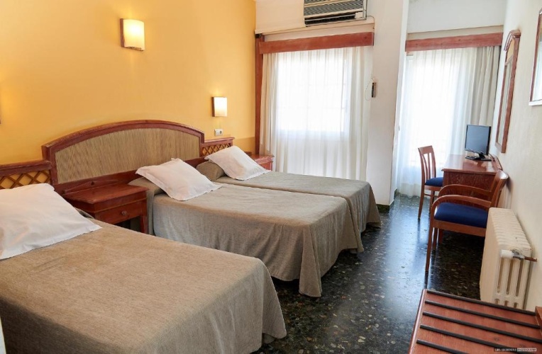 Standard Triple room