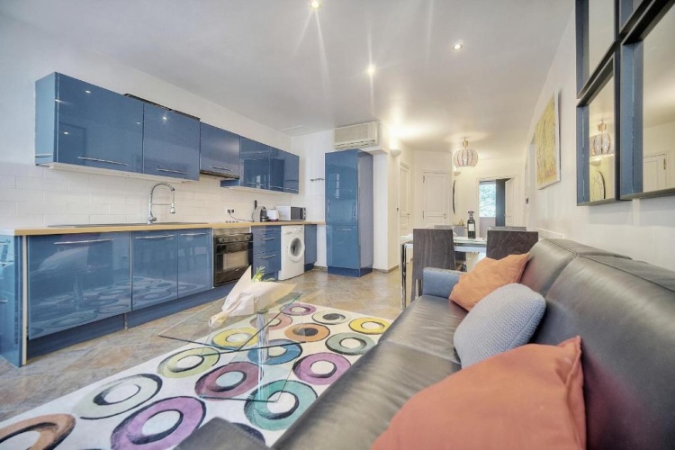 3 Bedrooms Apartment