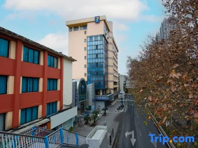 7Days Inn Hotel (Guiyang Jiaxiu Lou Provincial People's Hospital)