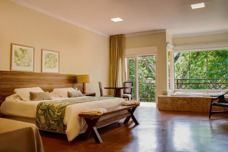 3 Bedrooms Premium Double room with park view